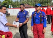 Wabup Bolmong Doni Lumenta Serahkan 1 Unit Damkar Dan APD Kepada Relawan