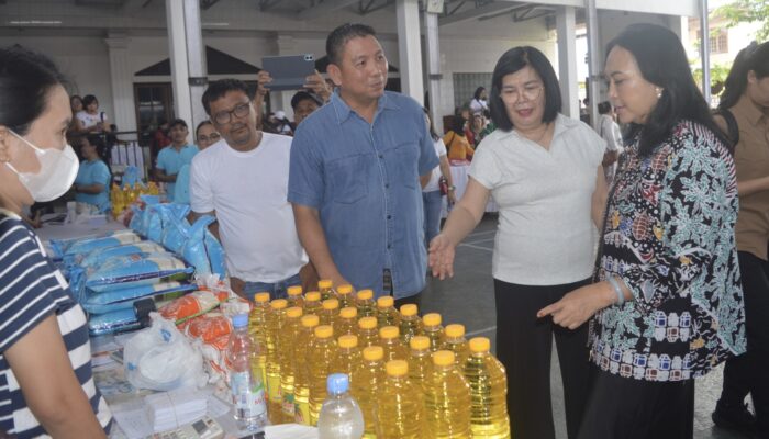 Gerakan Pangan Murah Dibuka Ny. Anik Yulius Selvanus, Warga Antusias Sambut Harga Terjangkau Jelang Natal