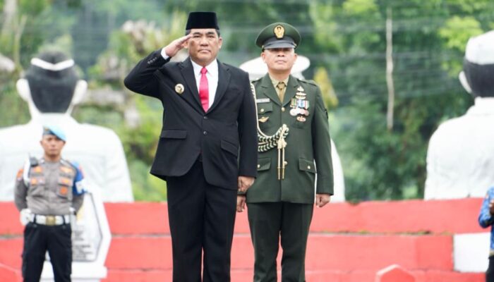 Gubernur Yulius Selvanus Pimpin Upacara Hari Pahlawan di TMP Kairagi