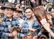 New Year 2026, Kuda Pacu Milik Gubernur YSK Juara di Tompaso Barat