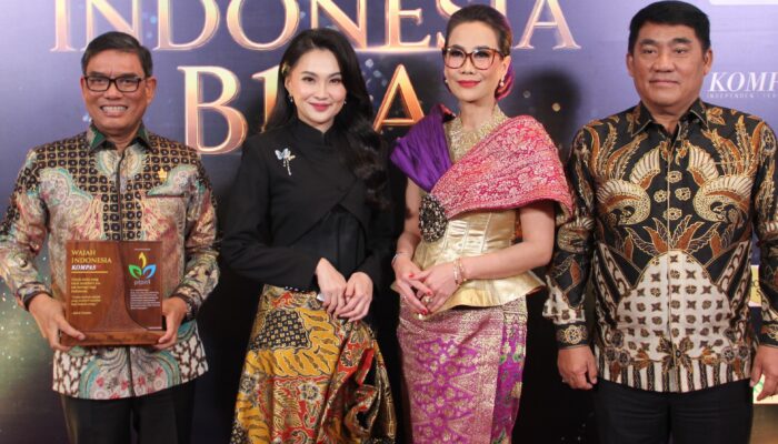Peduli Layanan Kesehatan dan Pemenuhan Gizi Anak, Gubernur YSK Terima Penghargaan Kompas TV